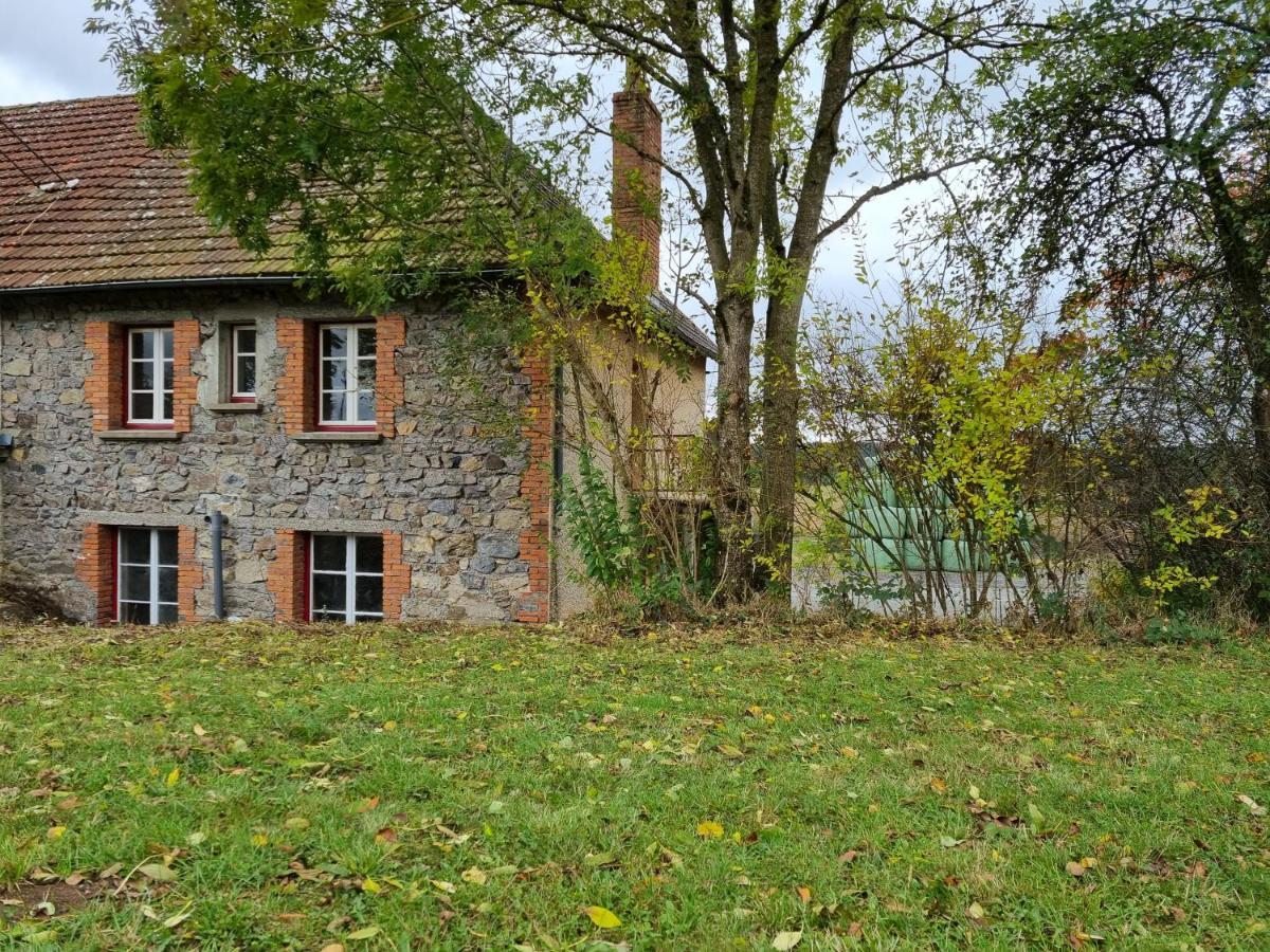 Le Montaurier Lägenhet Combrailles Exteriör bild