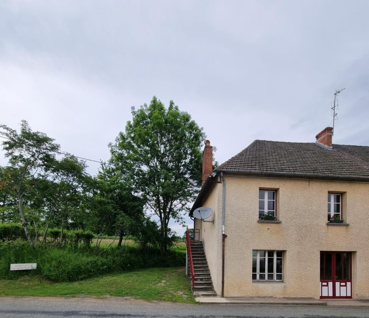Le Montaurier Lägenhet Combrailles Exteriör bild